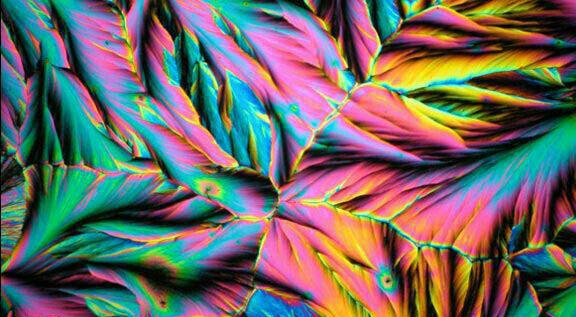 یک تصویر میکروسکوپی زیبا از بلورهای دوپامین